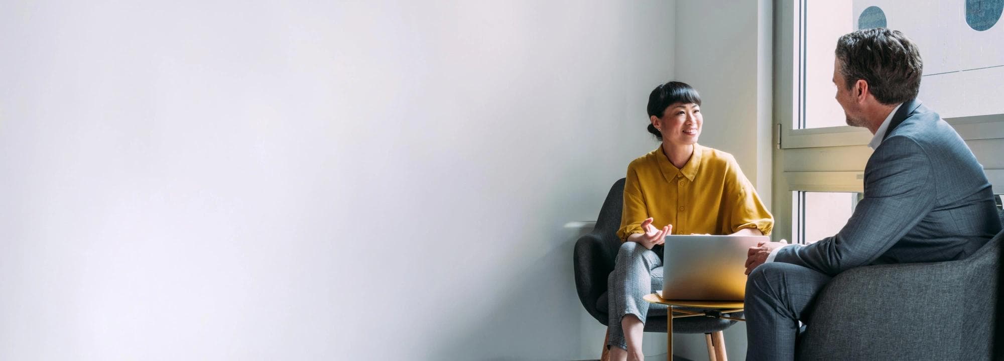 Femme et homme parlant à un bureau