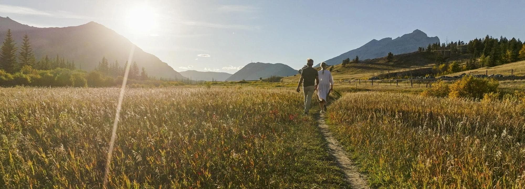 des gens marchant dans un champ