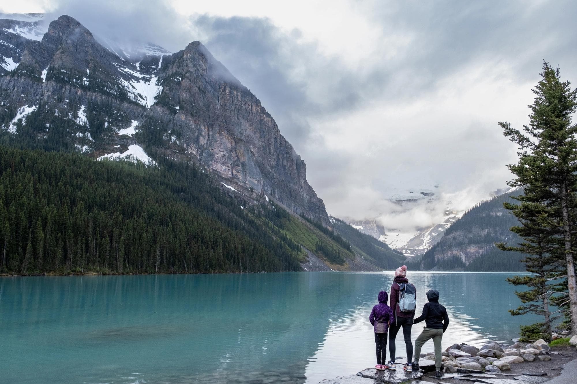 Randonnée familiale autour d'un lac glaciaire immaculé dans le parc national Banff