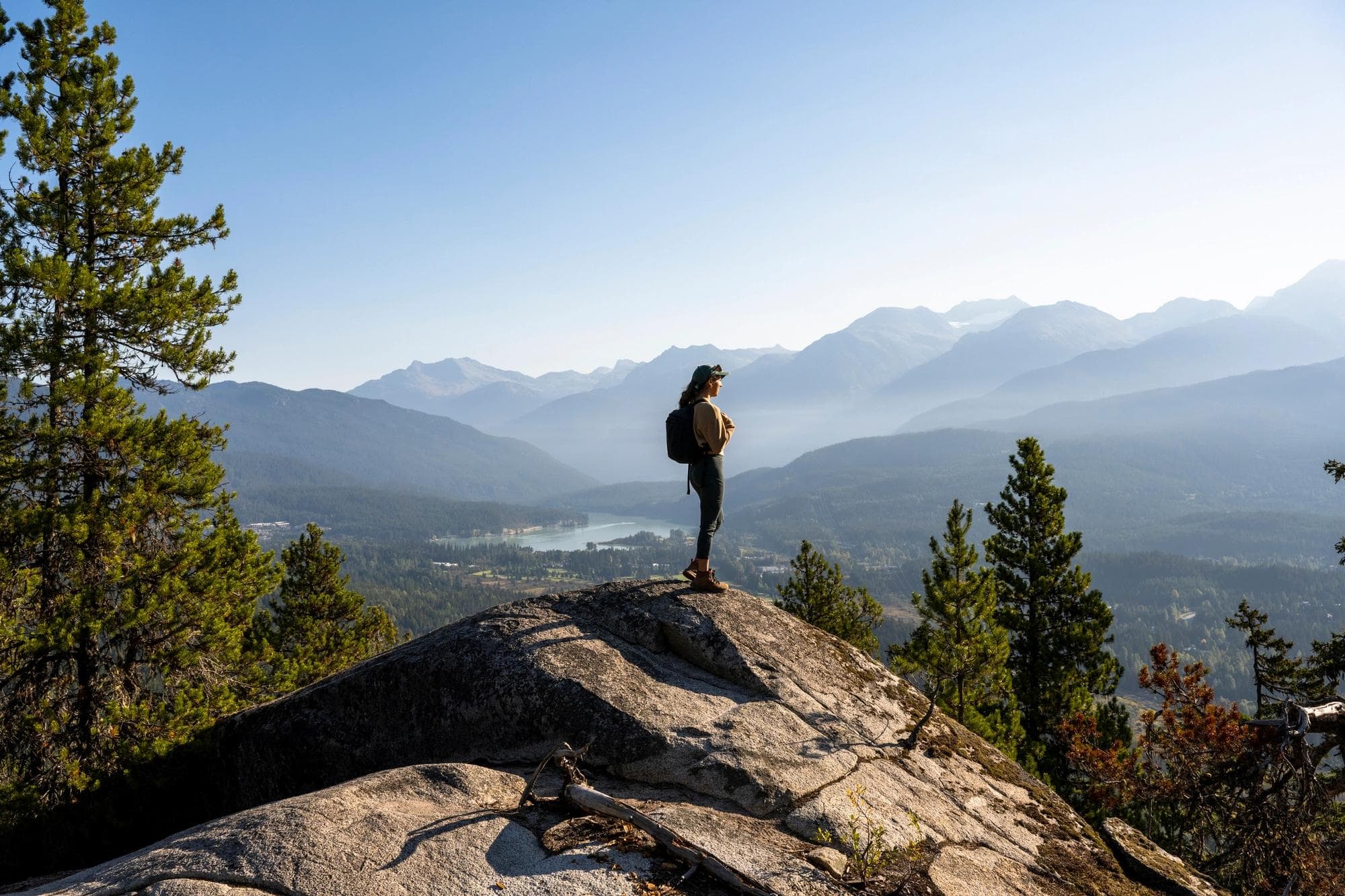 Femme seule qui profite de la nature. Randonnée à Whistler, Colombie-Britannique, Canada.