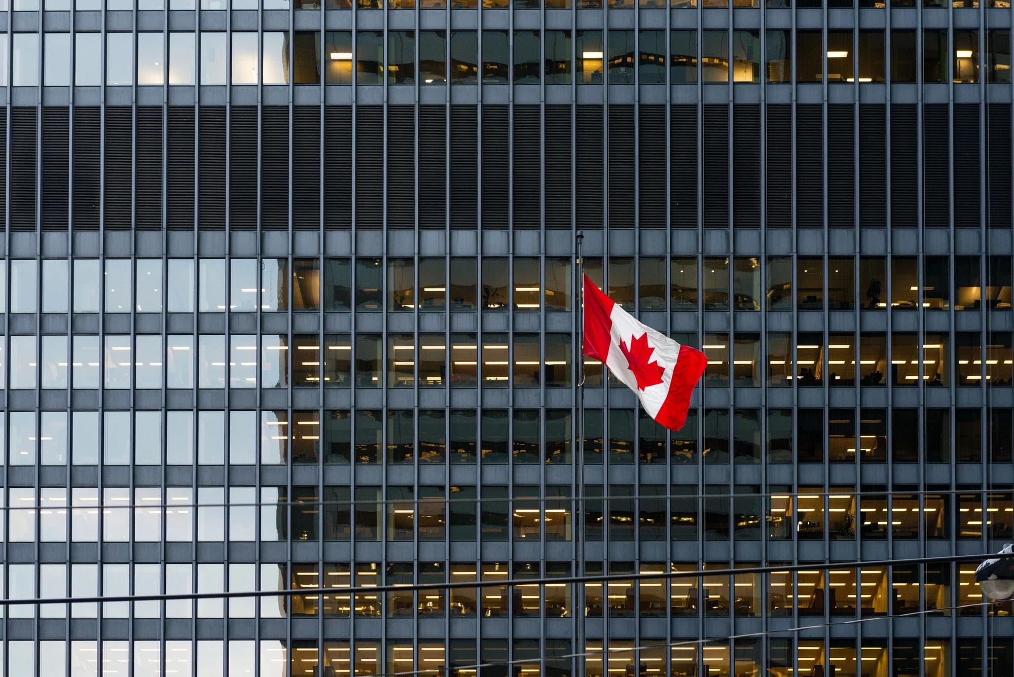 immeuble de bureaux avec drapeau canadien