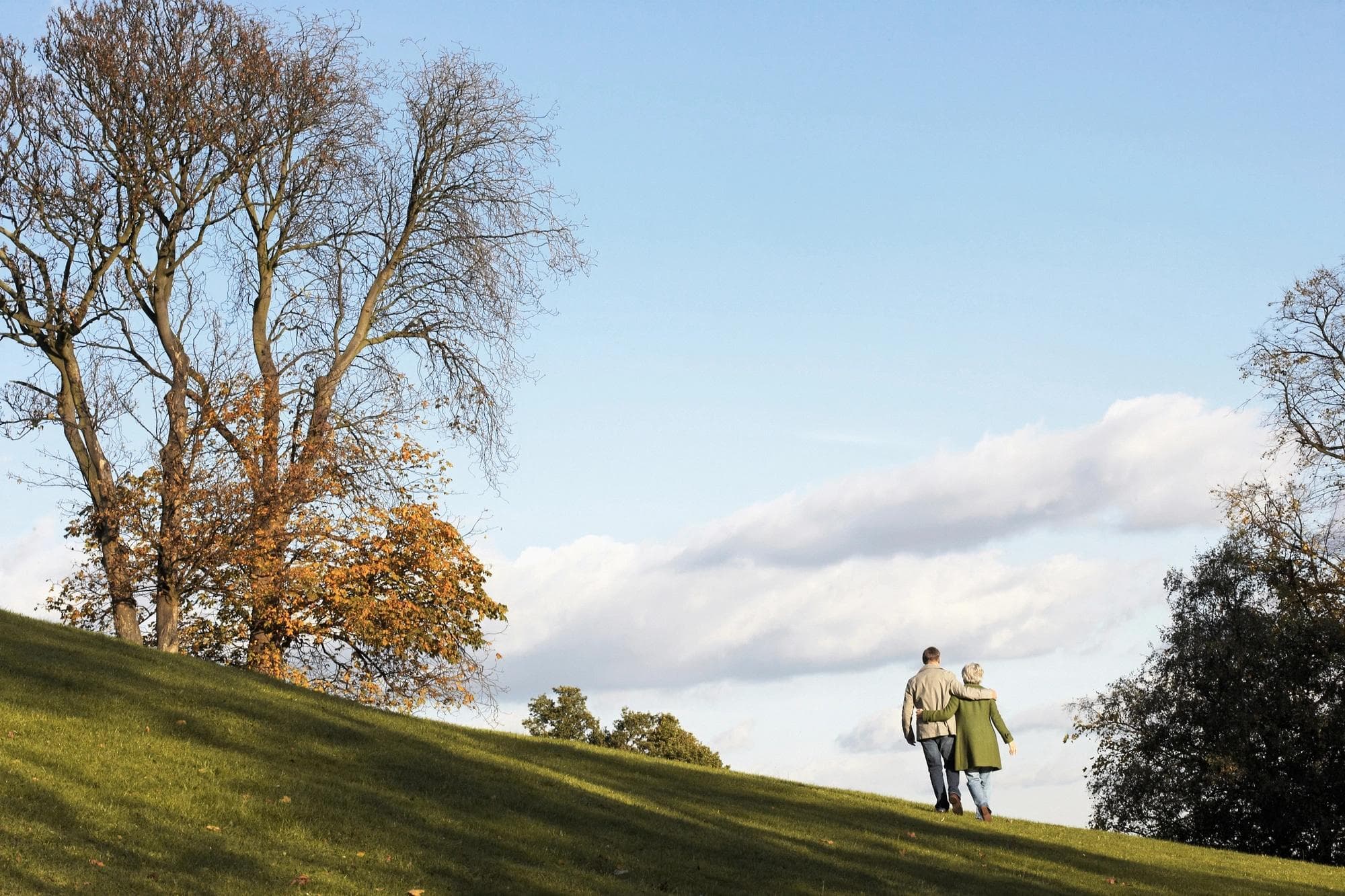 Couple marchant sur une colline