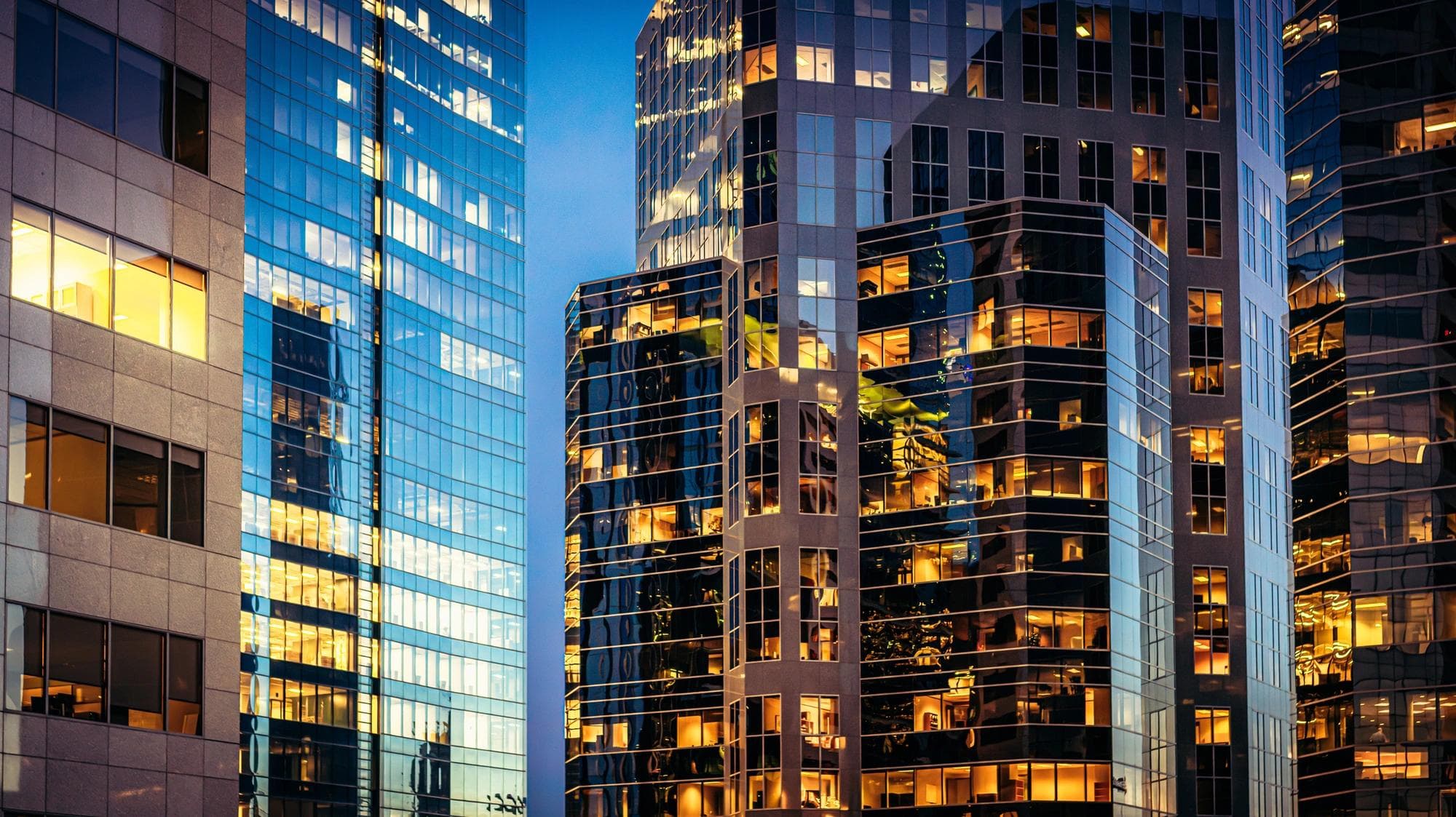 les immeubles de bureaux au coucher du soleil