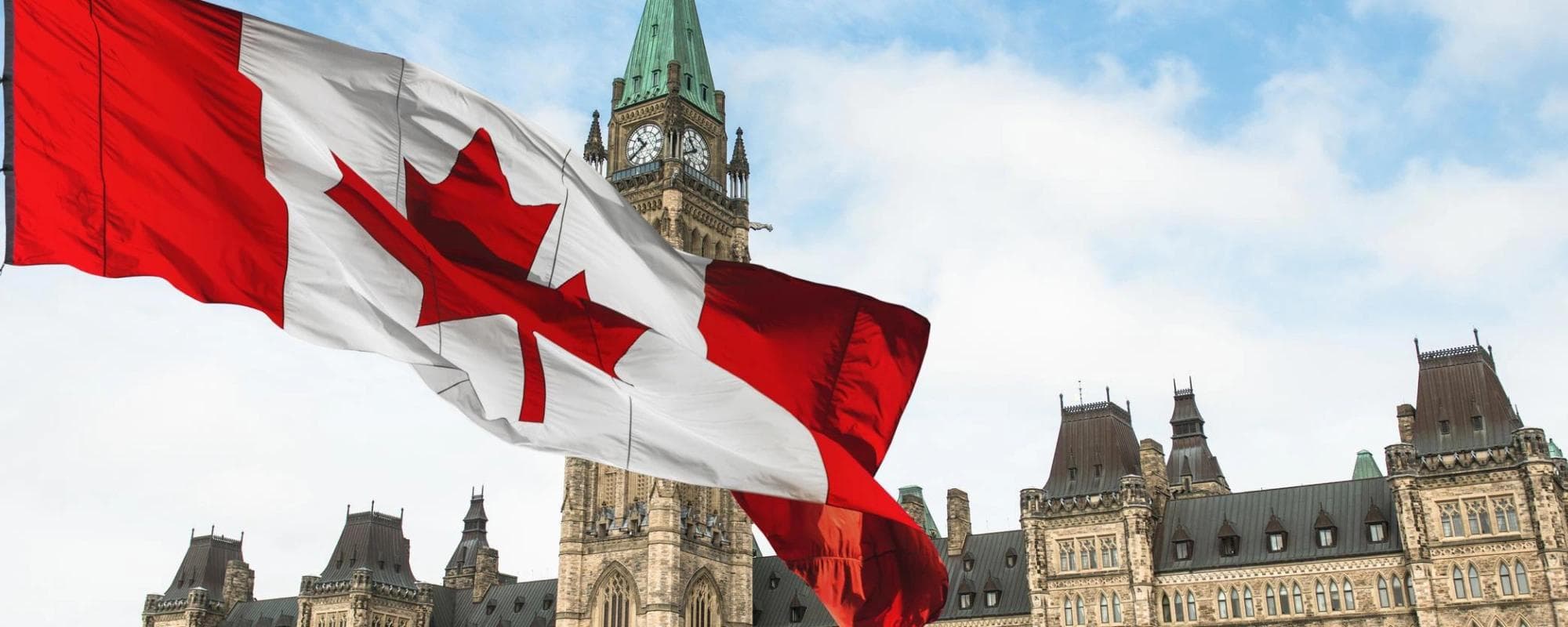 Édifices du Parlement à Ottawa, en Ontario, avec le drapeau du Canada