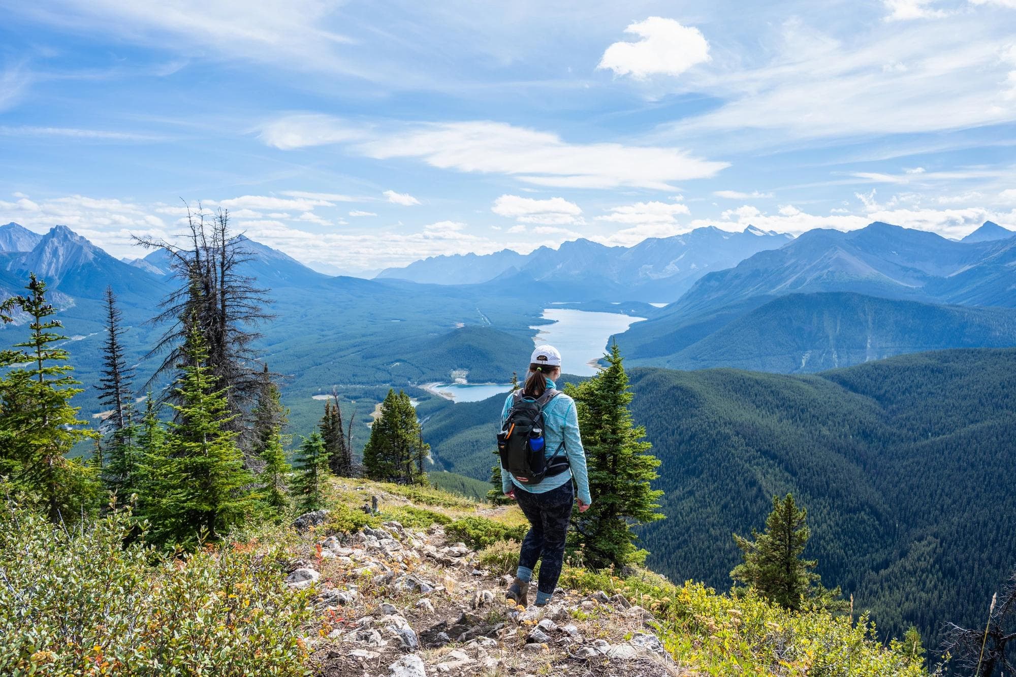 Une femme fait de la randonnée dans la nature
