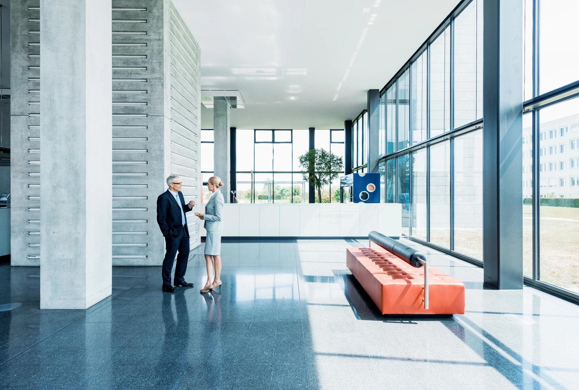 des personnes en train de converser dans le hall du bureau