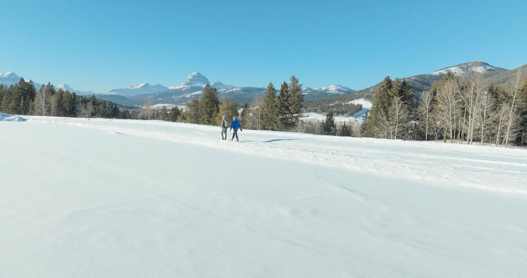 deux personnes se promenant dans la neige