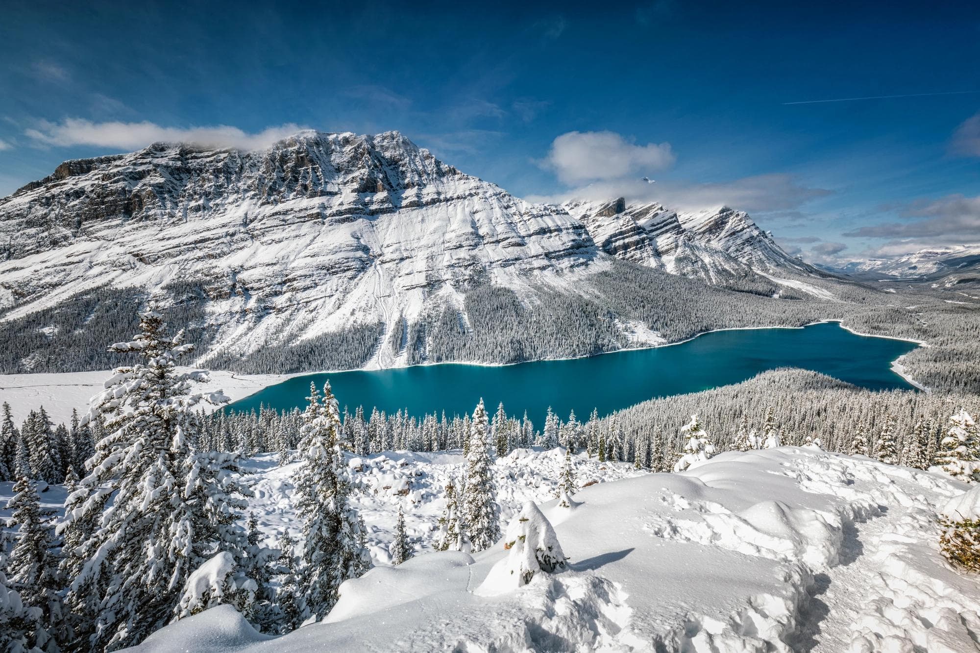 paysage de montagnes enneigées et de lacs