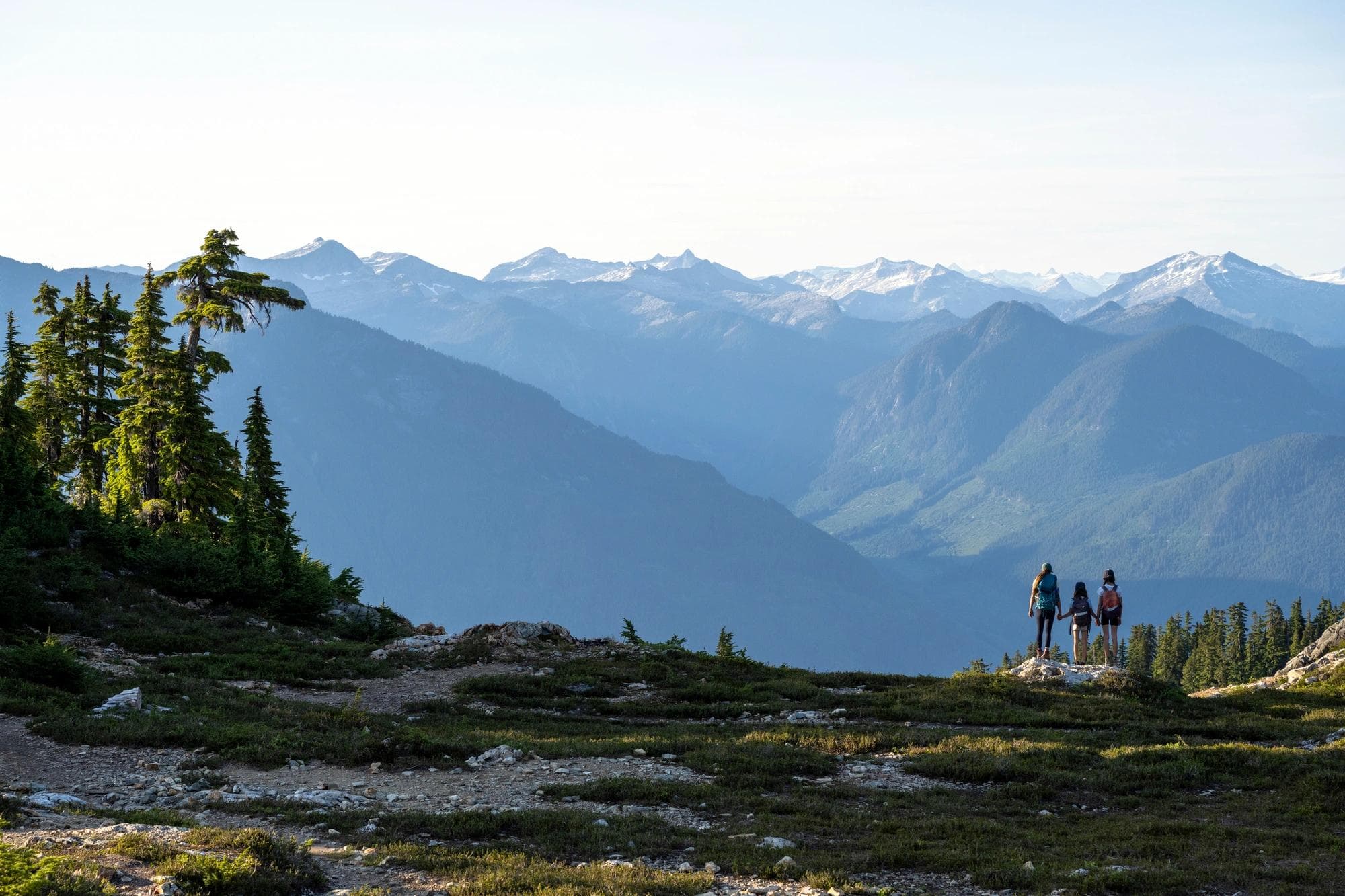 Mère et filles faisant de la randonnée dans les montagnes. Thèmes de la nature et du mode de vie actif. Région tétraèdre de la Sunshine Coast.