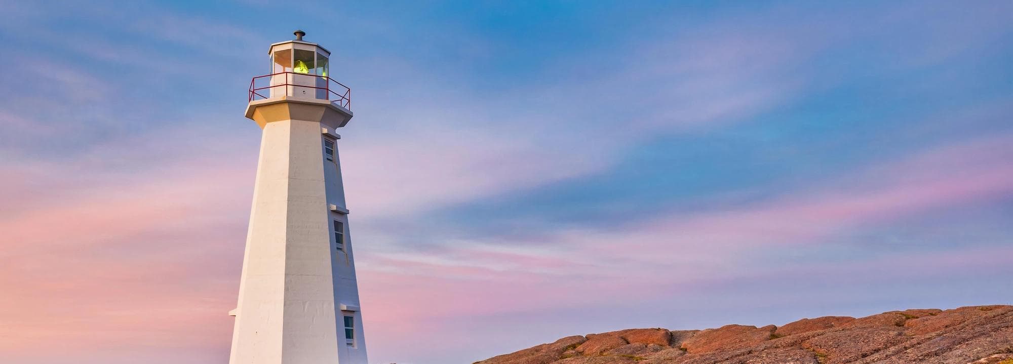 Phare sur la côte pendant que le soleil se couche