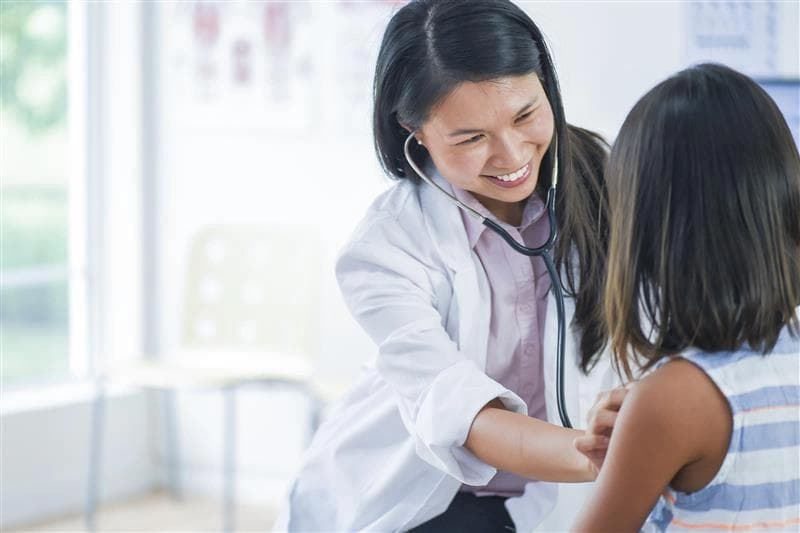 médecin examinant un enfant avec un stéthoscope