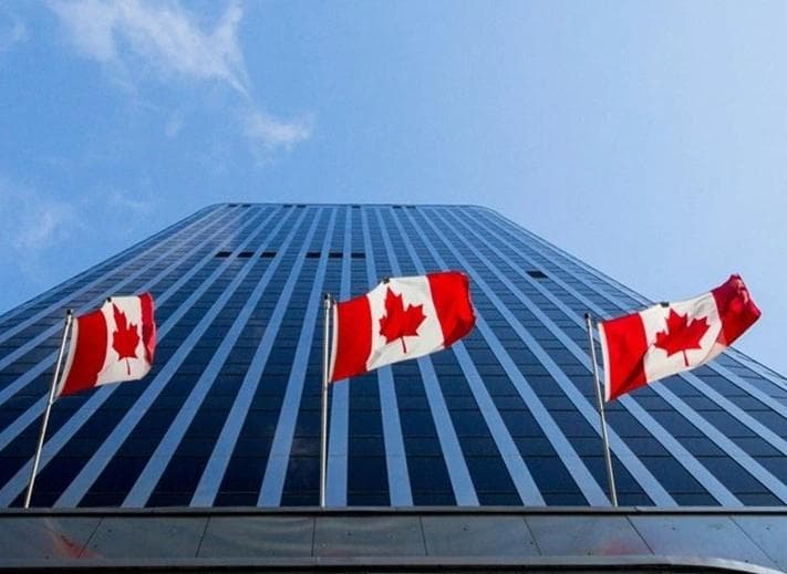 immeuble de bureaux avec des drapeaux canadiens