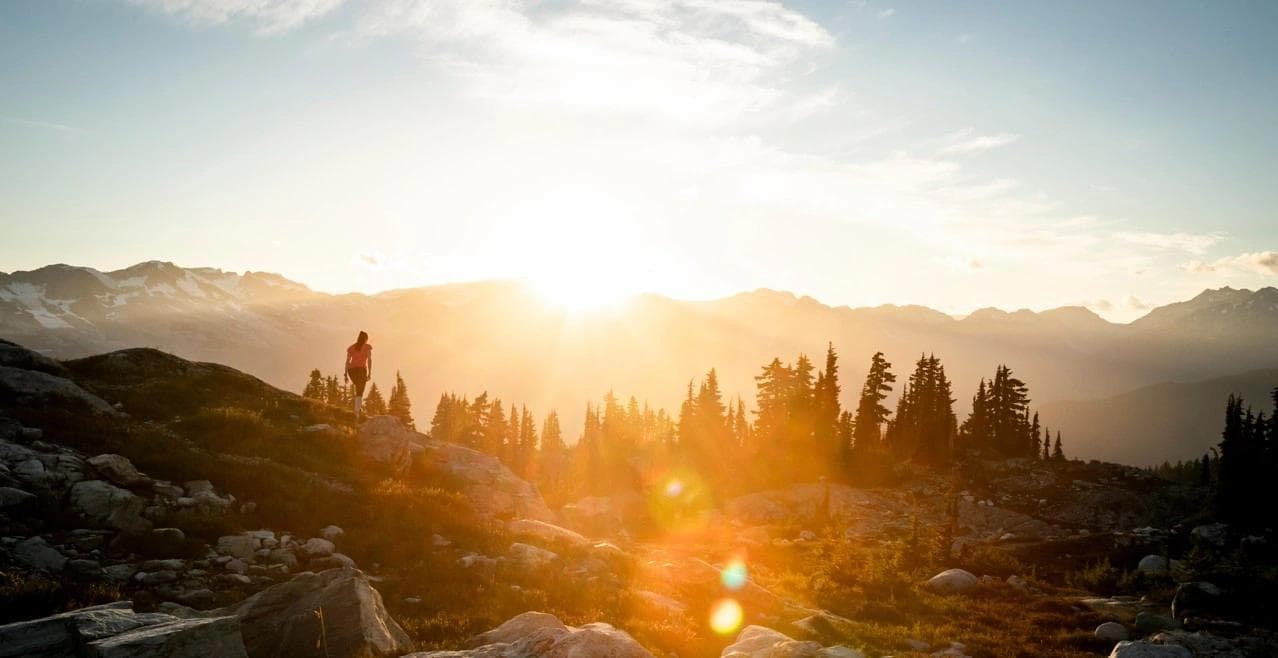 personne en randonnée dans les montagnes