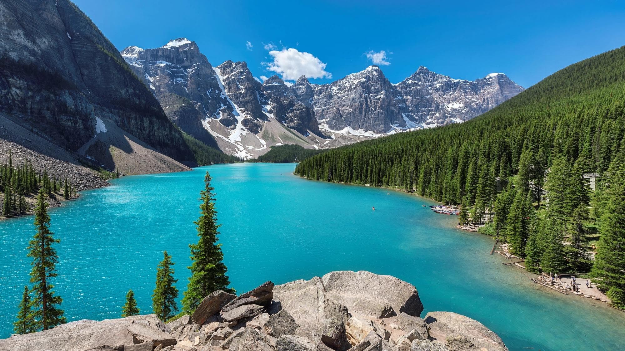 Lac avec montagne et arbres