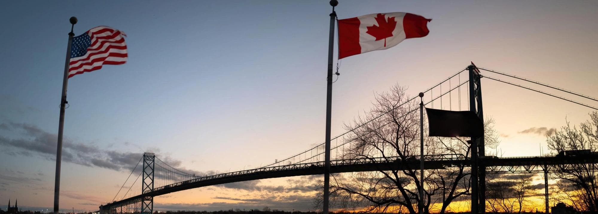 Pont Ambassador - Drapeaux canadien et américain