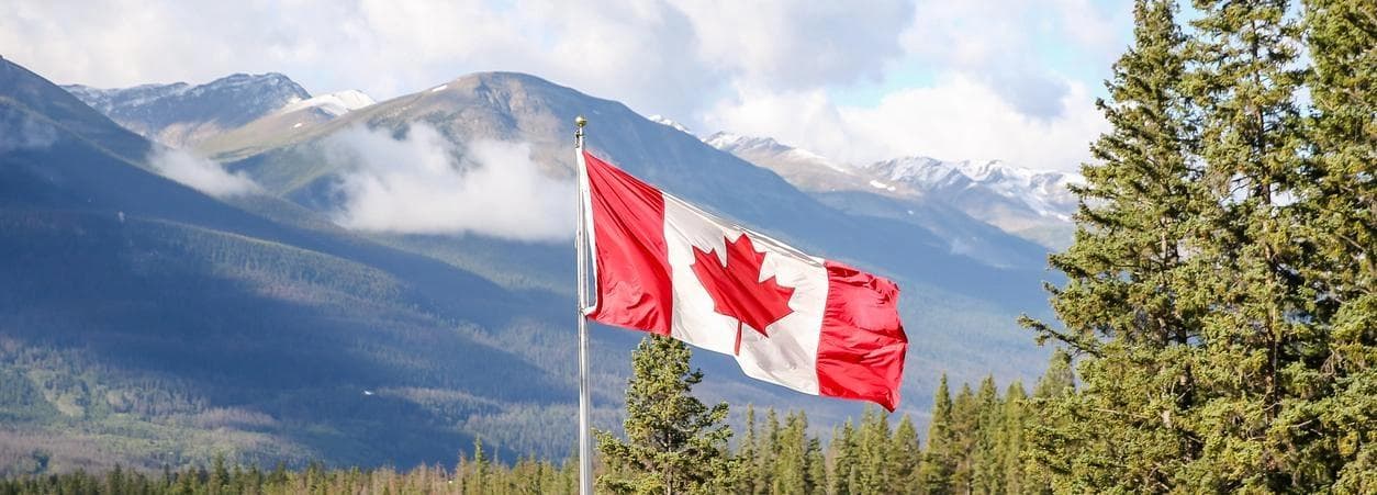 drapeau canadien avec montagne et lac en arrière-plan