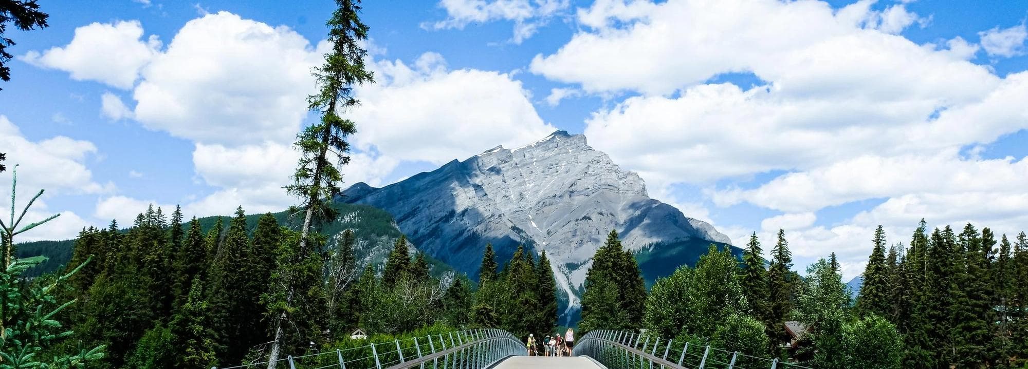 Pont sur la rivière avec des montagnes au loin
