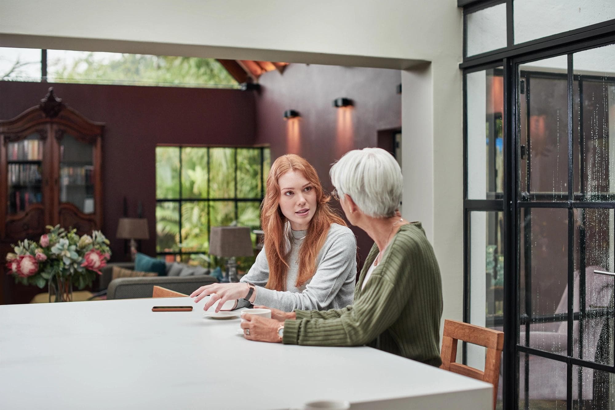 femme assise à une table avec son parent âgé