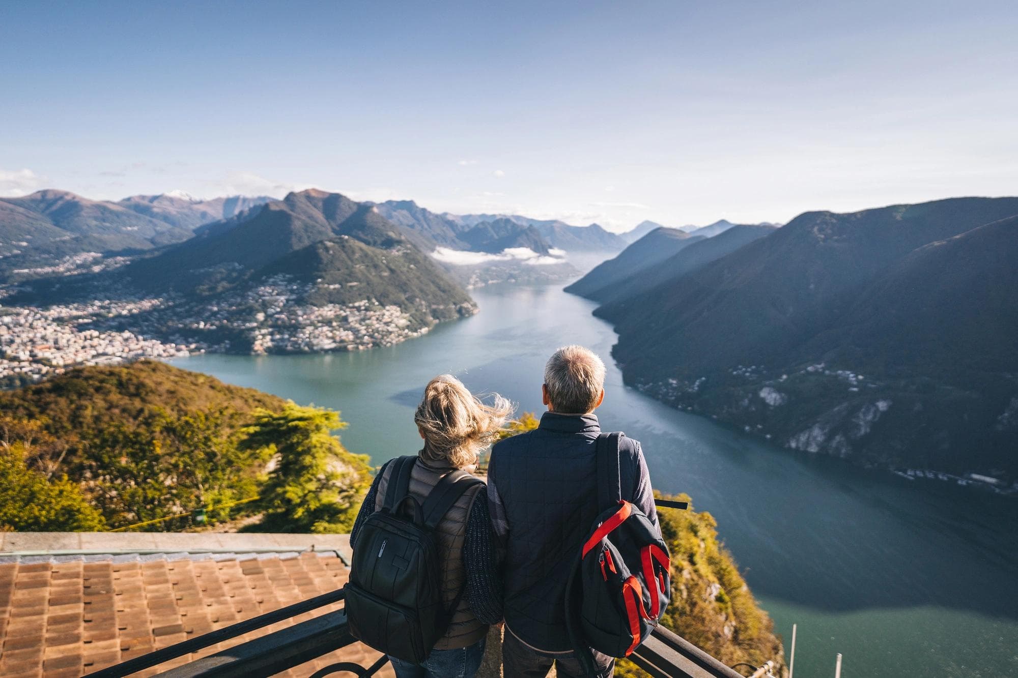 couple en randonnée avec vue sur la rivière